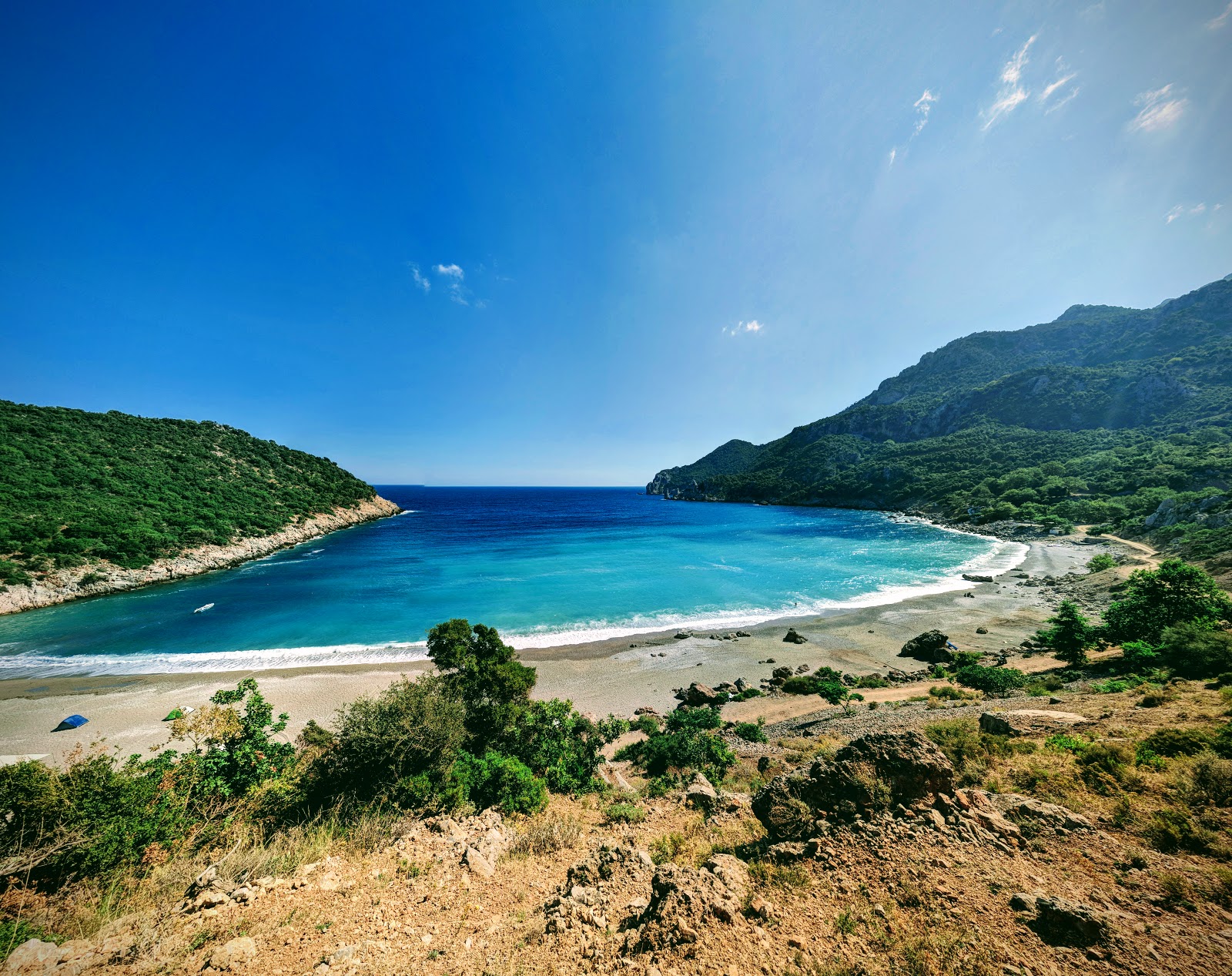 Foto de Praia de Tsilaros localizado em área natural