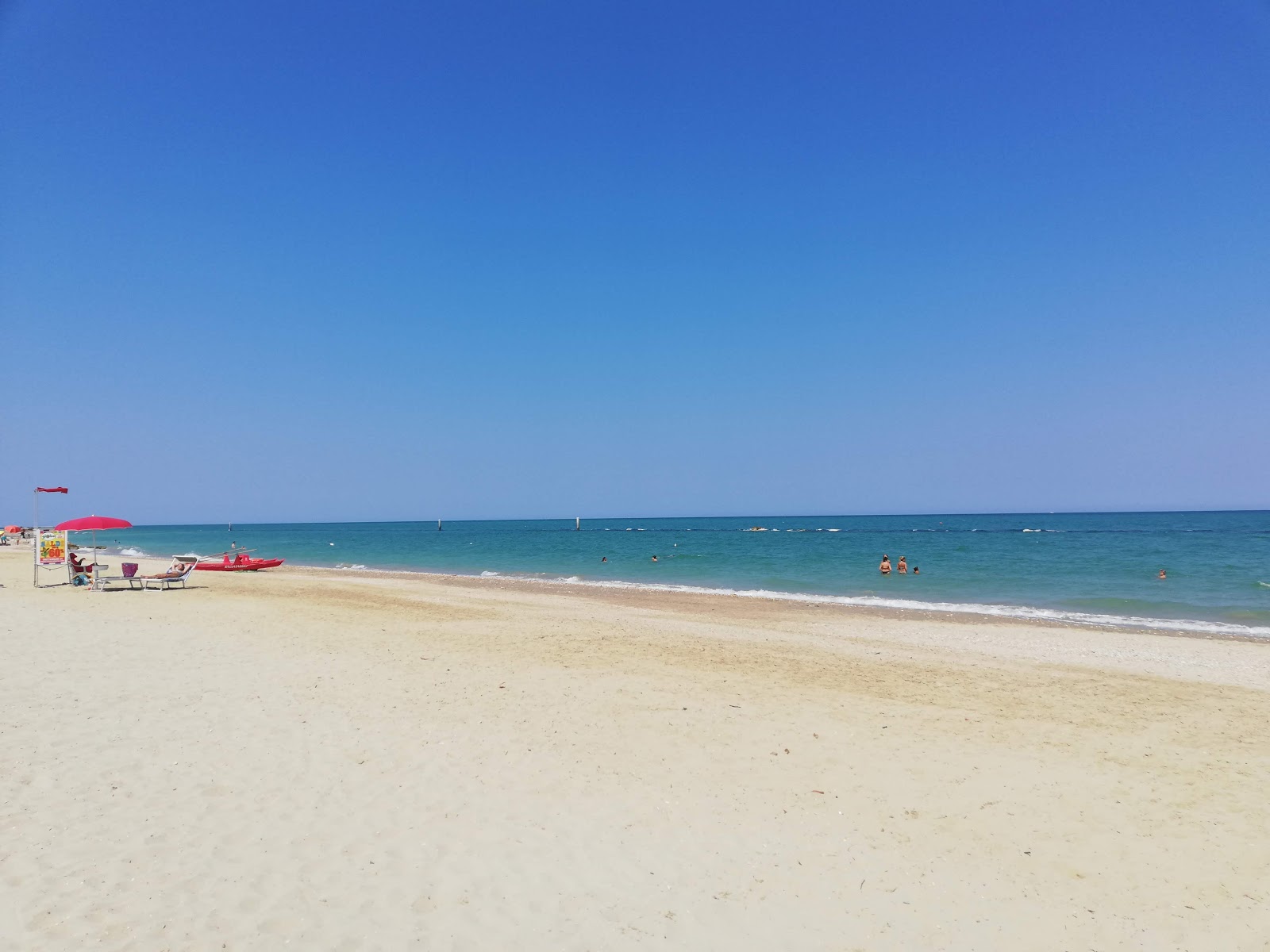 Dog Beach的照片 带有碧绿色纯水表面