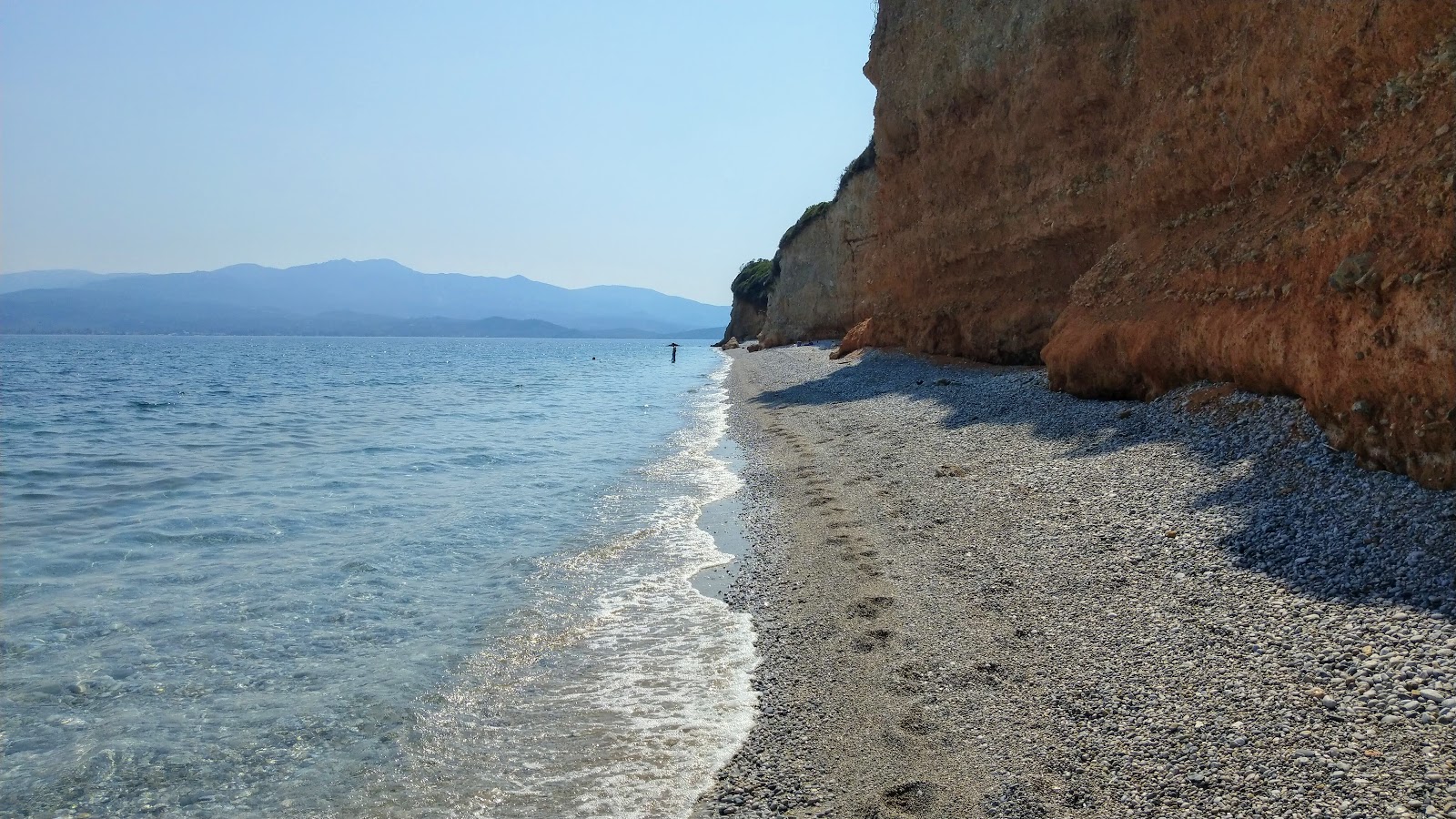 Foto de Dermaria beach con agua cristalina superficie