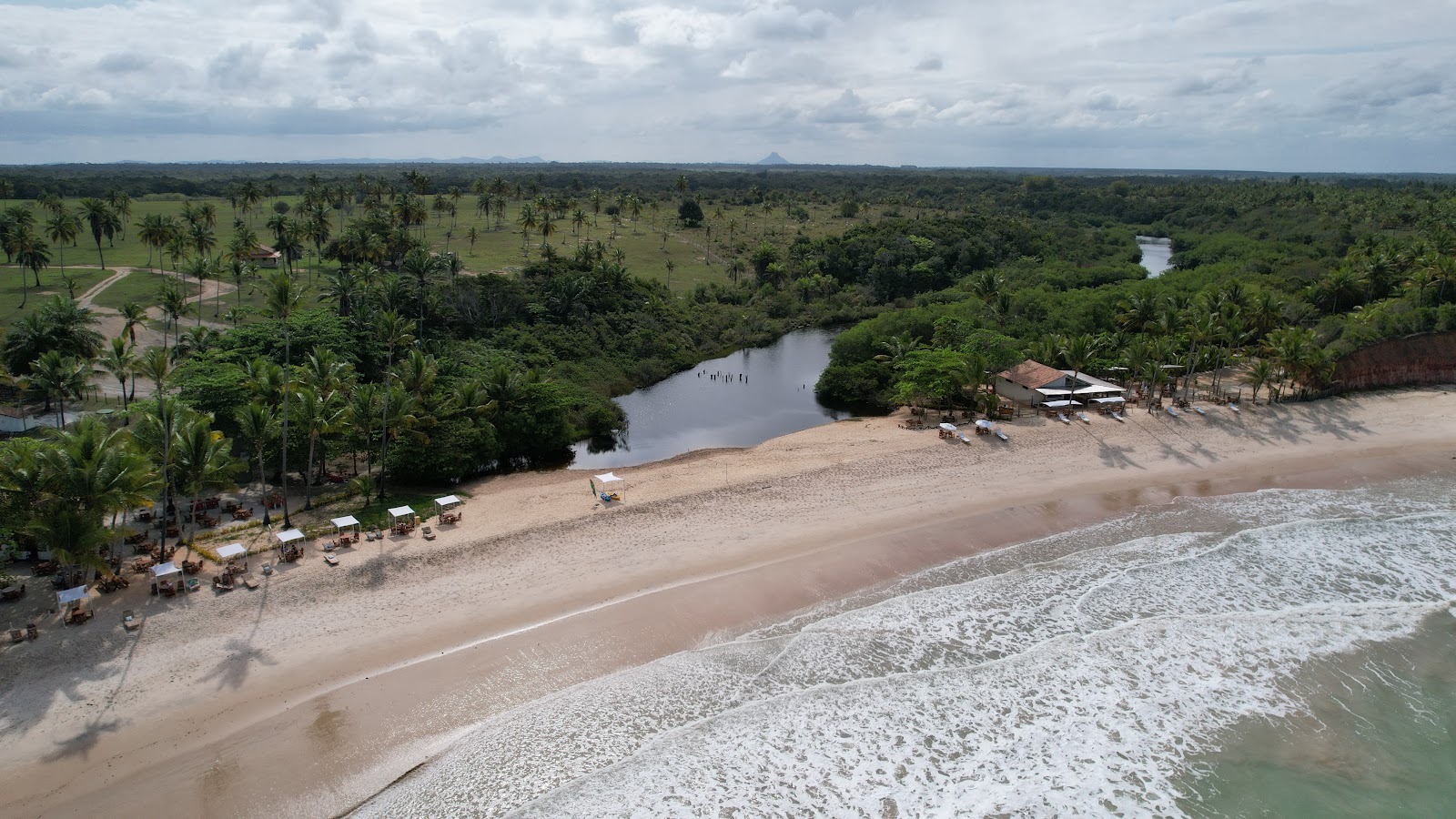 Foto av Stranden Barra do Cahy omgiven av berg