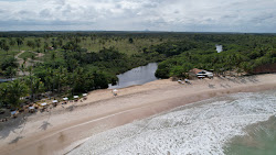 Photo de Plage de Barra do Cahy entouré de montagnes