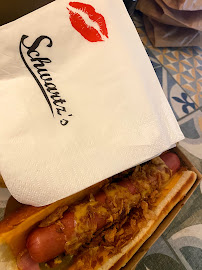 Hot-dog du Restaurant de hamburgers Schwartz's Deli à Paris - n°3