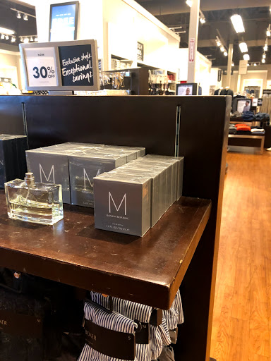 Clothing Store «Banana Republic Factory Store», reviews and photos, 407 N Alafaya Trail, Orlando, FL 32828, USA