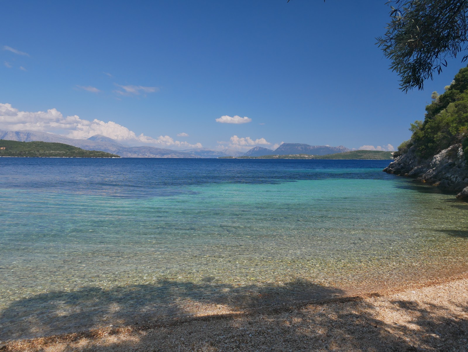 Foto van Beach Ellomeni met een rechte kustlijn