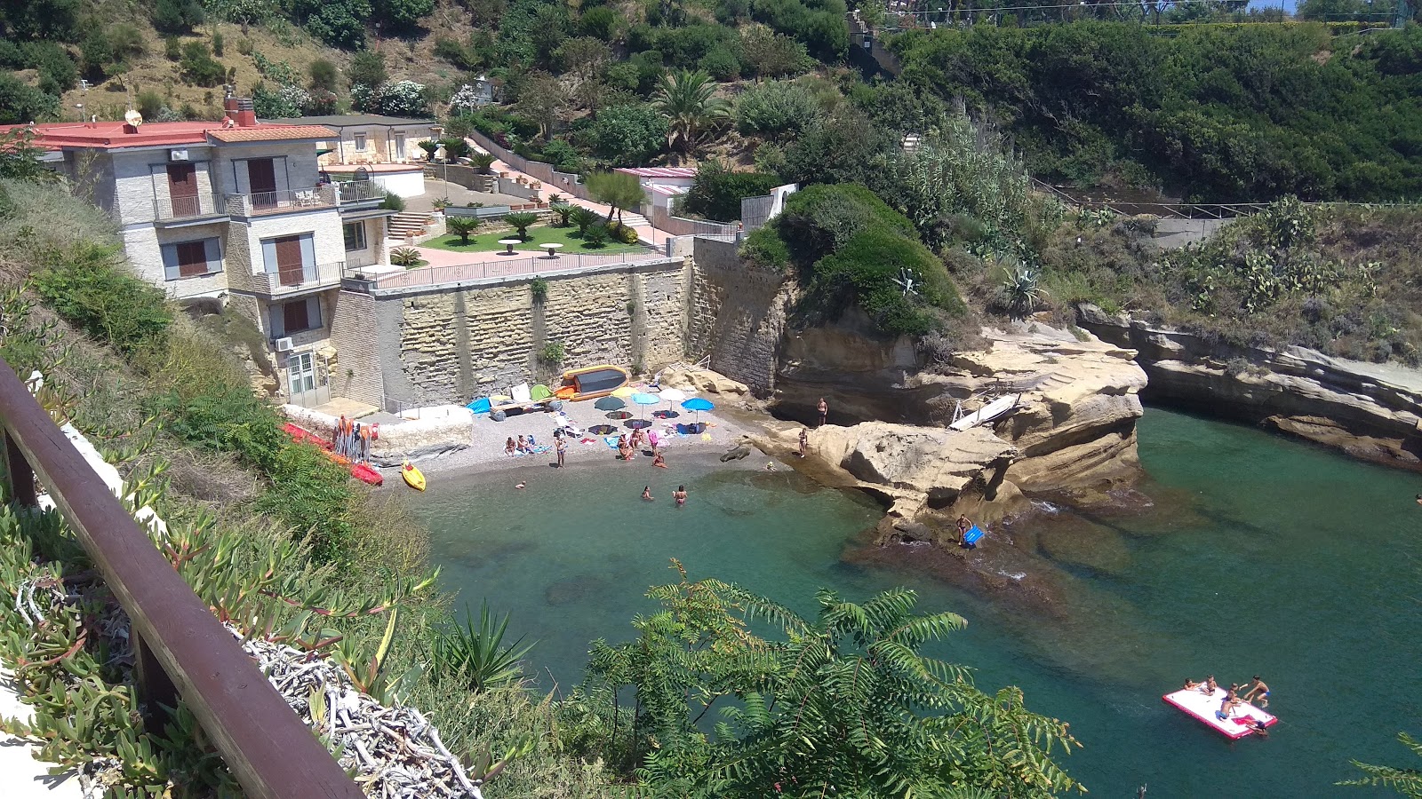 Valokuva Baia delle Rocce Verdiista. pinnalla sininen puhdas vesi:n kanssa