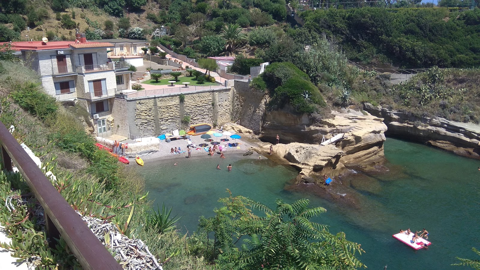 Baia delle Rocce Verdi'in fotoğrafı düz bir kıyı şeridi ile birlikte