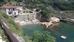 Baia delle Rocce Verdi'in fotoğrafı düz bir kıyı şeridi ile birlikte