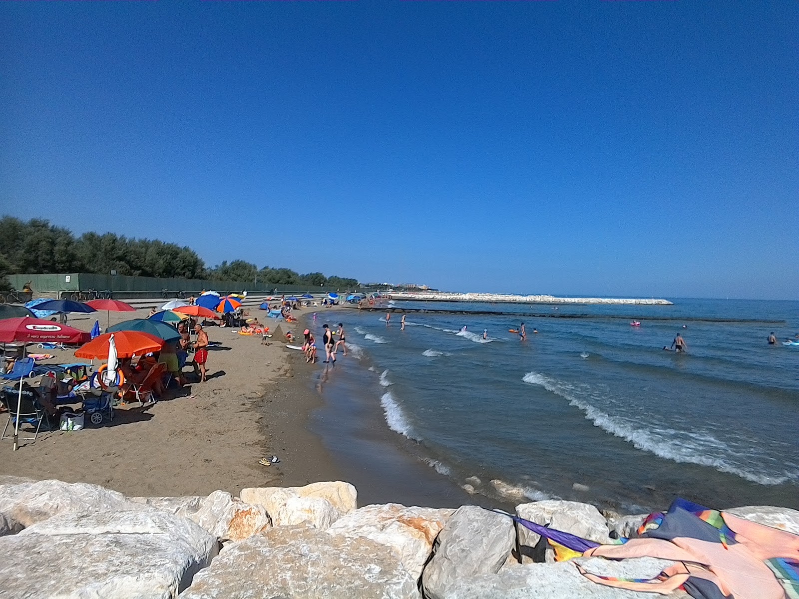 Photo de Caorle beach avec plusieurs moyennes baies