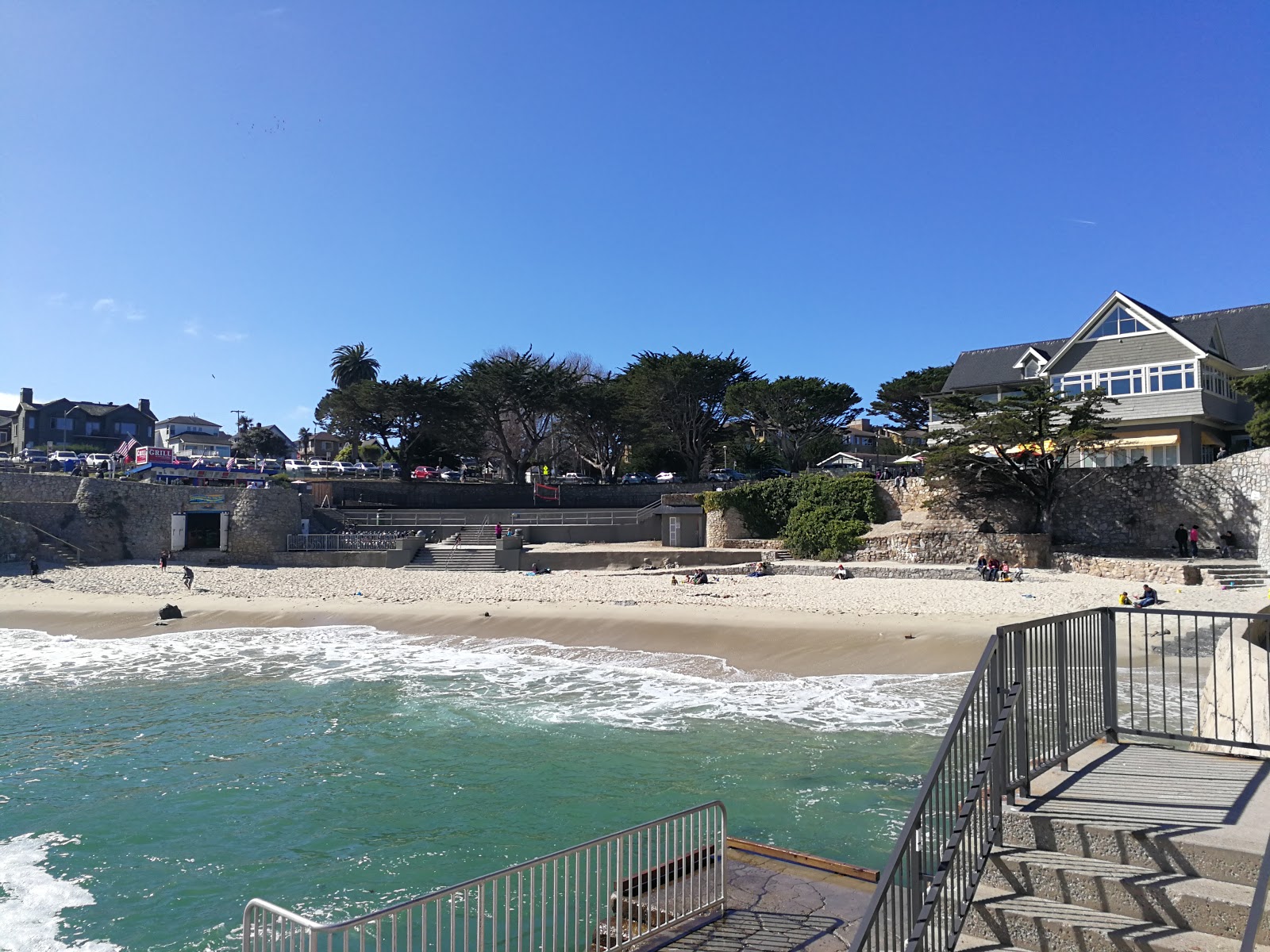 Lover's Point Beach'in fotoğrafı - rahatlamayı sevenler arasında popüler bir yer
