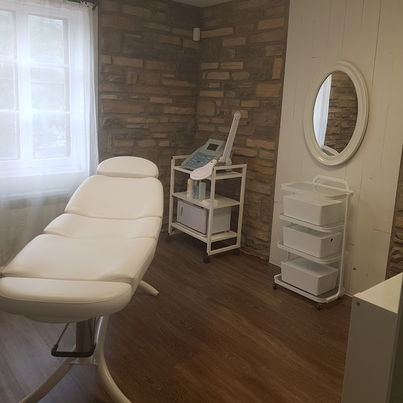 Laser + Esthetique Stephanie Charbonneau