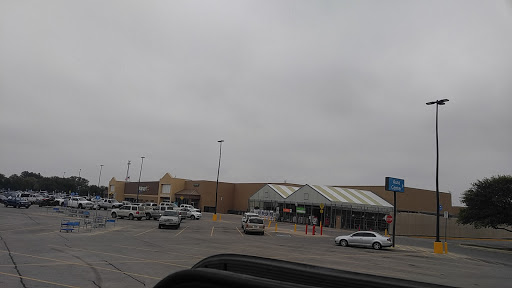 Department Store «Walmart Supercenter», reviews and photos, 109 22nd St, Hondo, TX 78861, USA