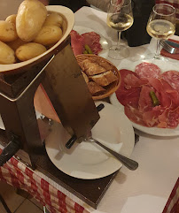Raclette du Restaurant français Le Vieux Bistrot : Spécialité Fromage, Fondue , Raclette, Pierrades à Paris - n°1
