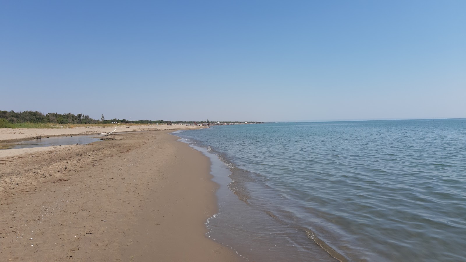 Foto von Lido Il Melograno mit geräumiger strand