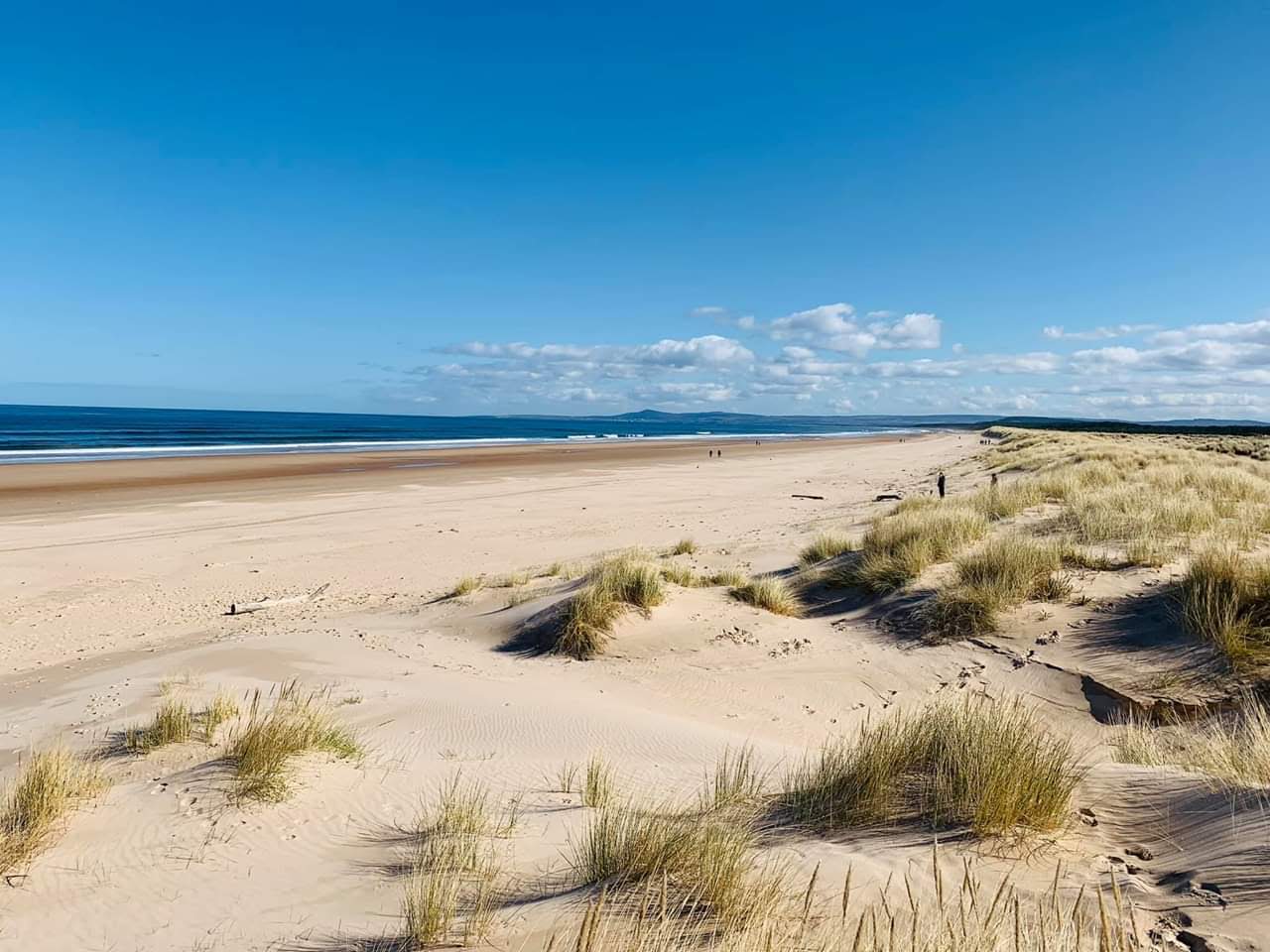Foto van Lossiemouth East Beach met helder zand oppervlakte