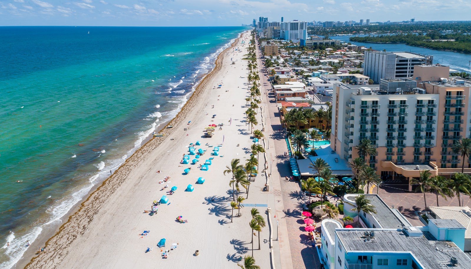 Stühle Und Sonnenschirm am Strand Von Hollywood, Florida Stockfoto