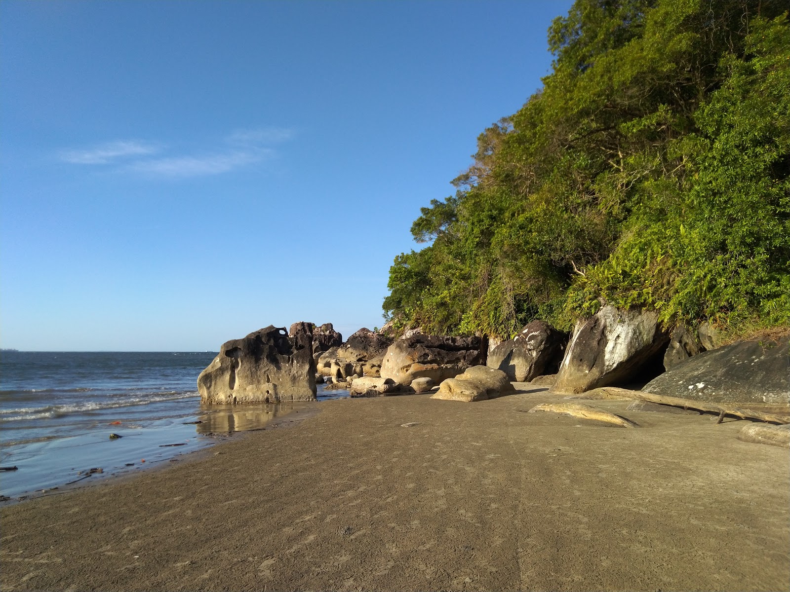 Foto van Merintaman Sipitang Beach met recht en lang