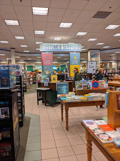 Book Store «Barnes & Noble Booksellers», reviews and photos, 1739 Olentangy River Rd, Columbus, OH 43212, USA