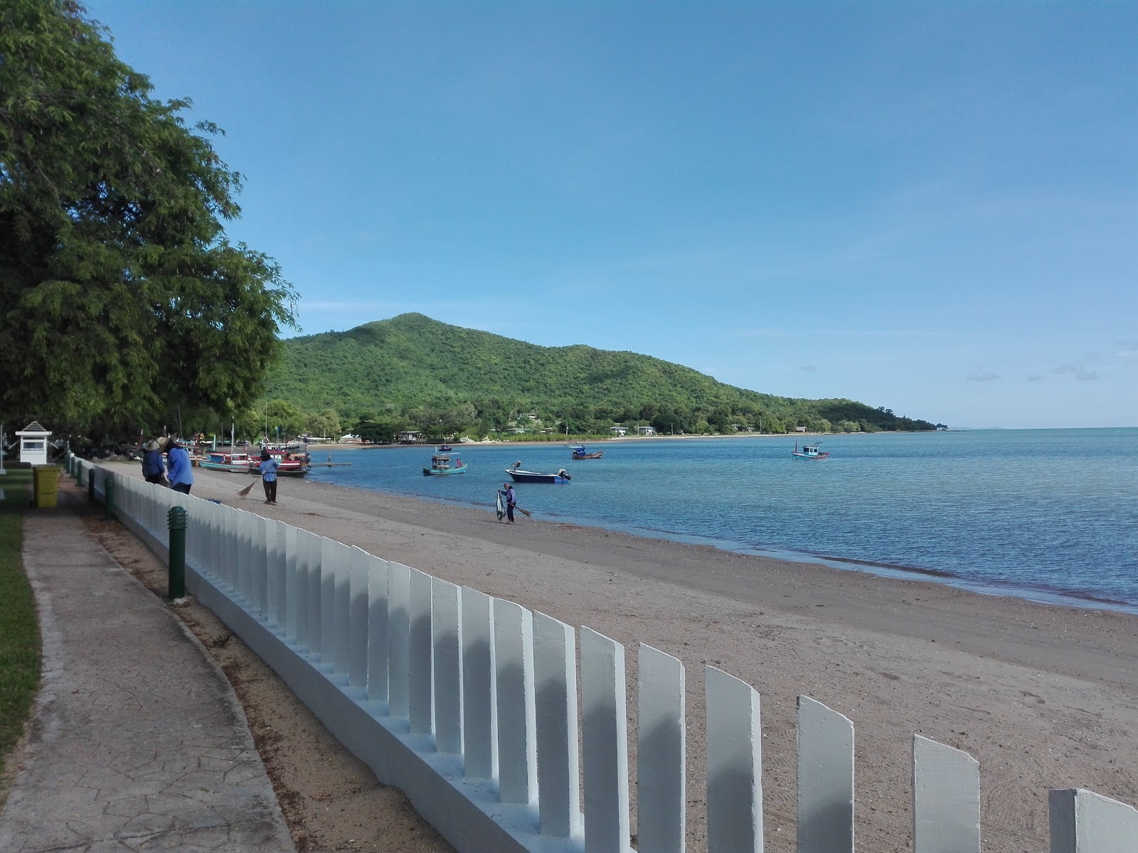 Photo de Hat Bang Sare Beach avec l'eau cristalline de surface