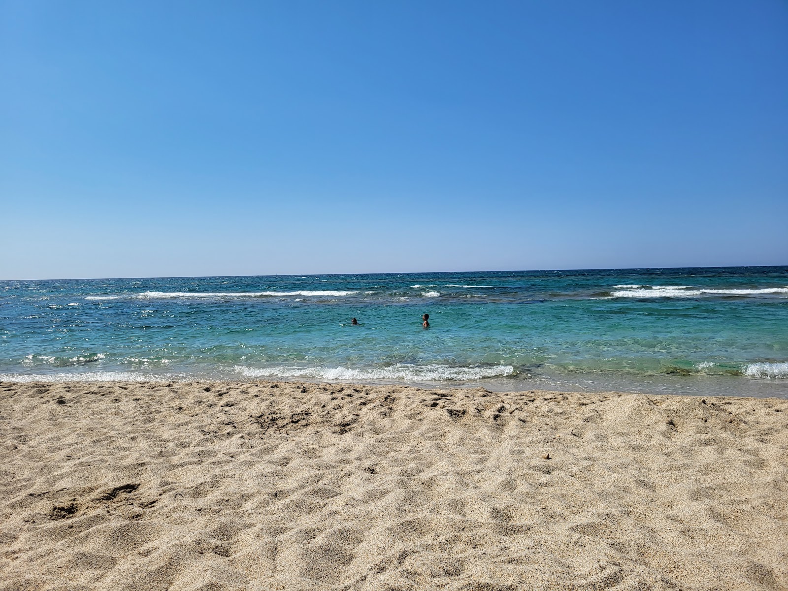 Foto von Plagemesu Beach von Klippen umgeben