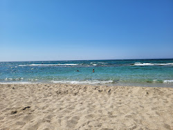 Foto von Plagemesu Beach von Klippen umgeben