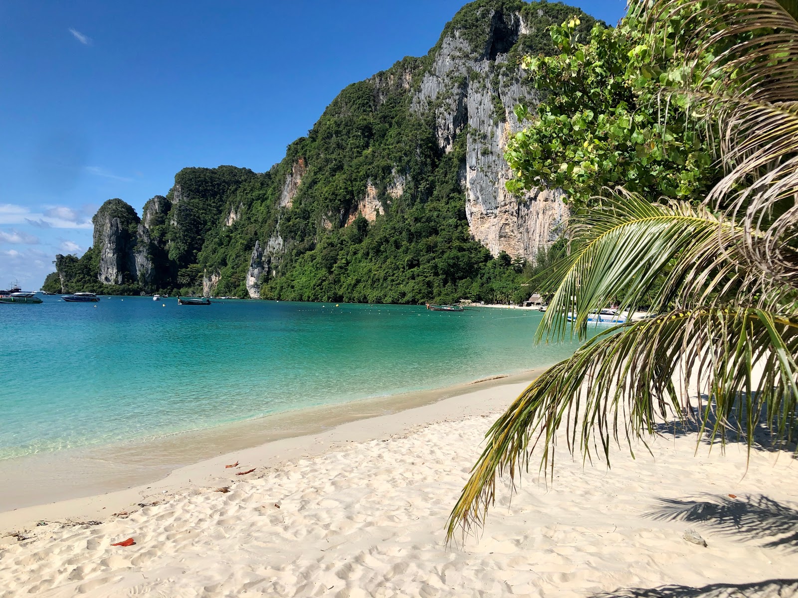 Foto de Ton Sai Beach com areia branca superfície