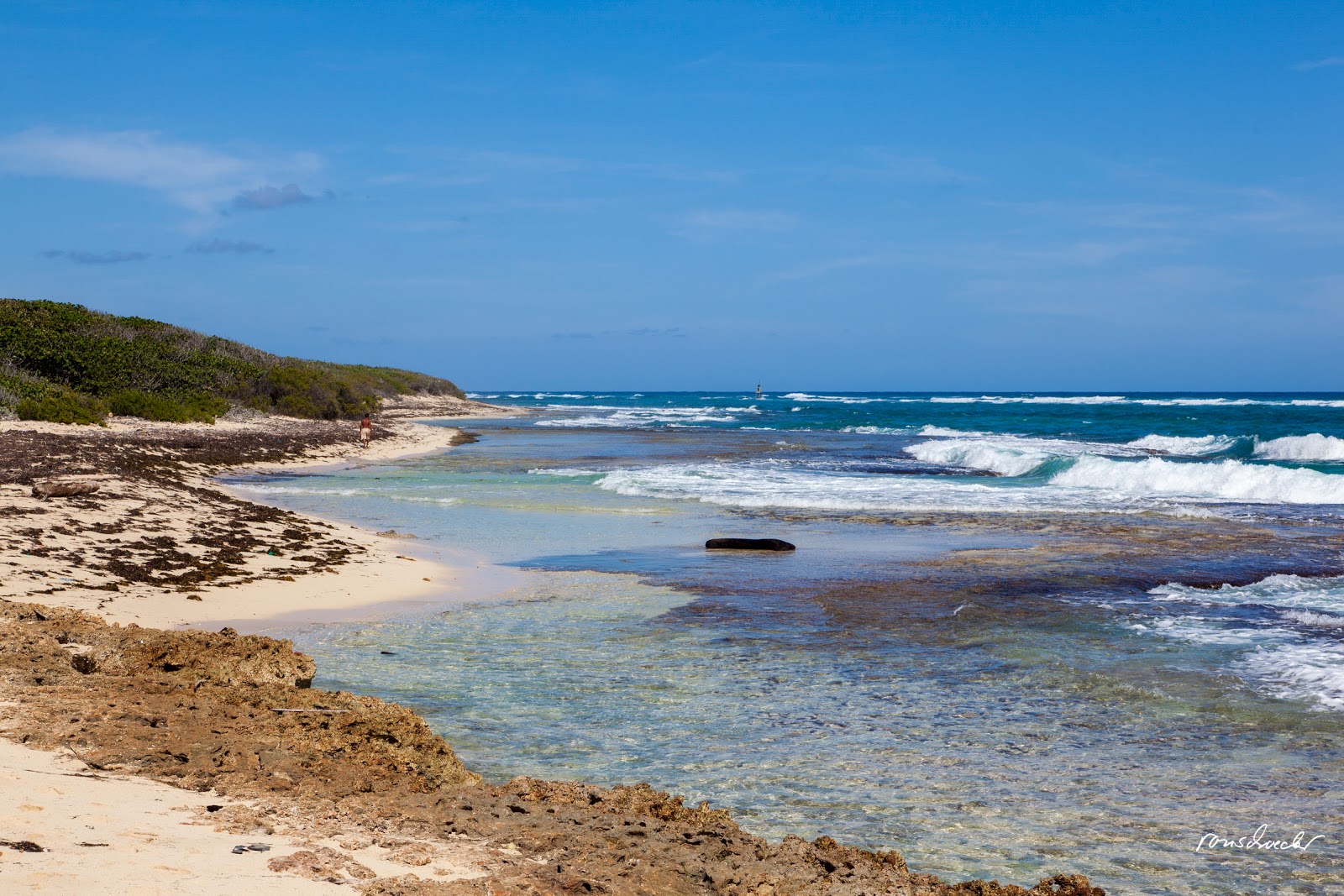 Photo de Playa Punta de Maisi avec l'eau turquoise de surface
