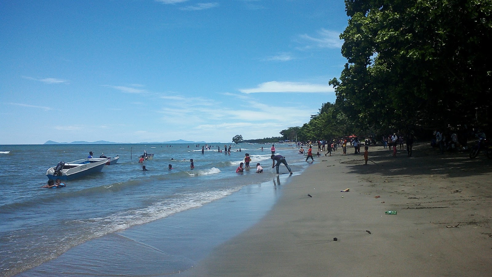 Φωτογραφία του Parapat Makuau Tungku Beach με γκρίζα άμμος επιφάνεια