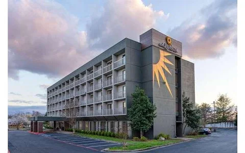 La Quinta Inn & Suites by Wyndham Kingsport TriCities Airpt image