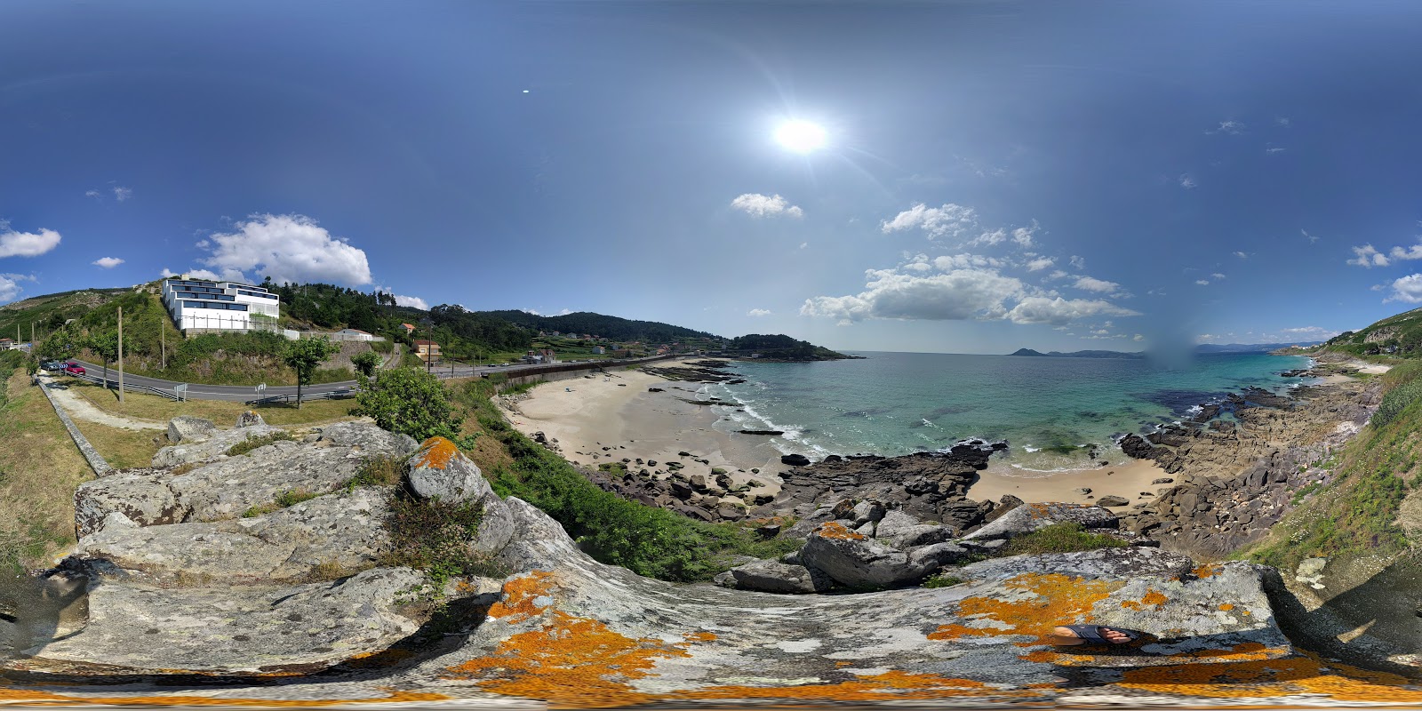 Foto av Arnela beach omgiven av klippor