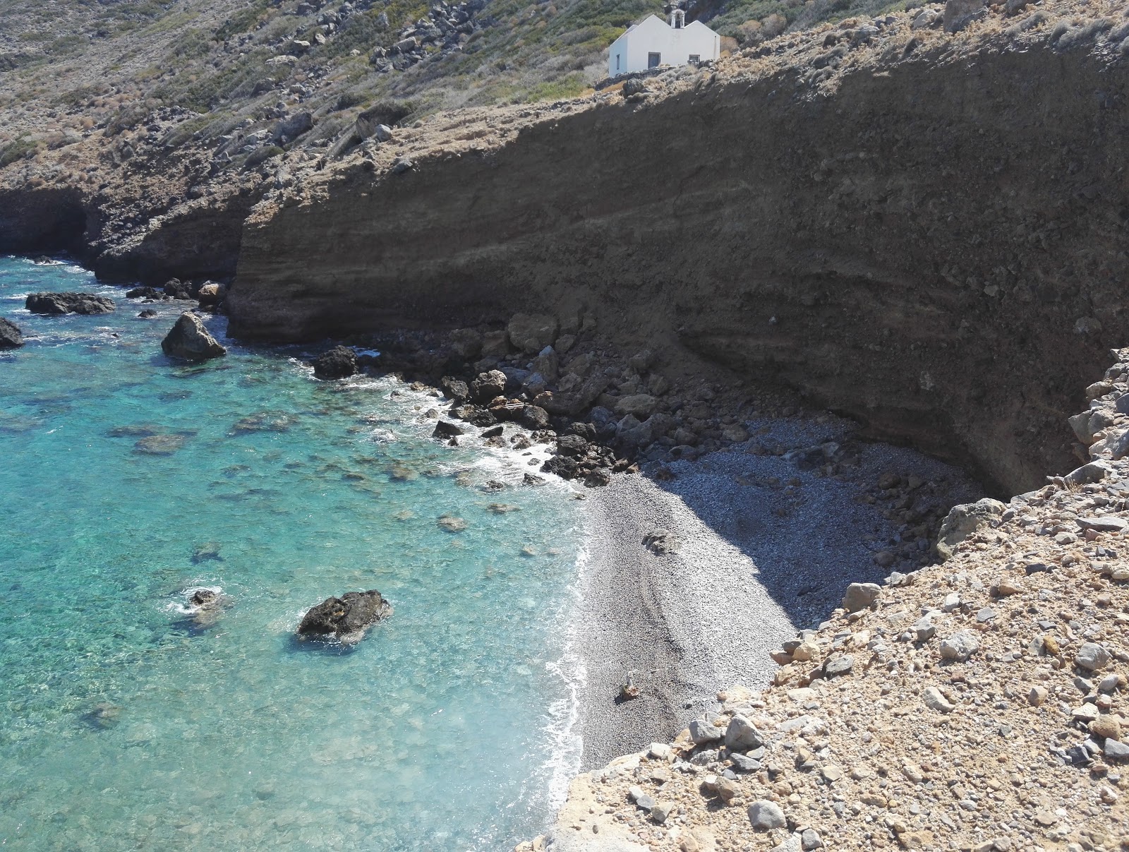 Foto av Cave med turkos rent vatten yta