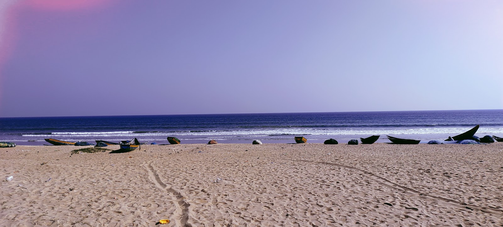 Φωτογραφία του KR Peta Beach με μακρά ευθεία ακτή