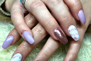 Glamorous Sculpture Gel Nails