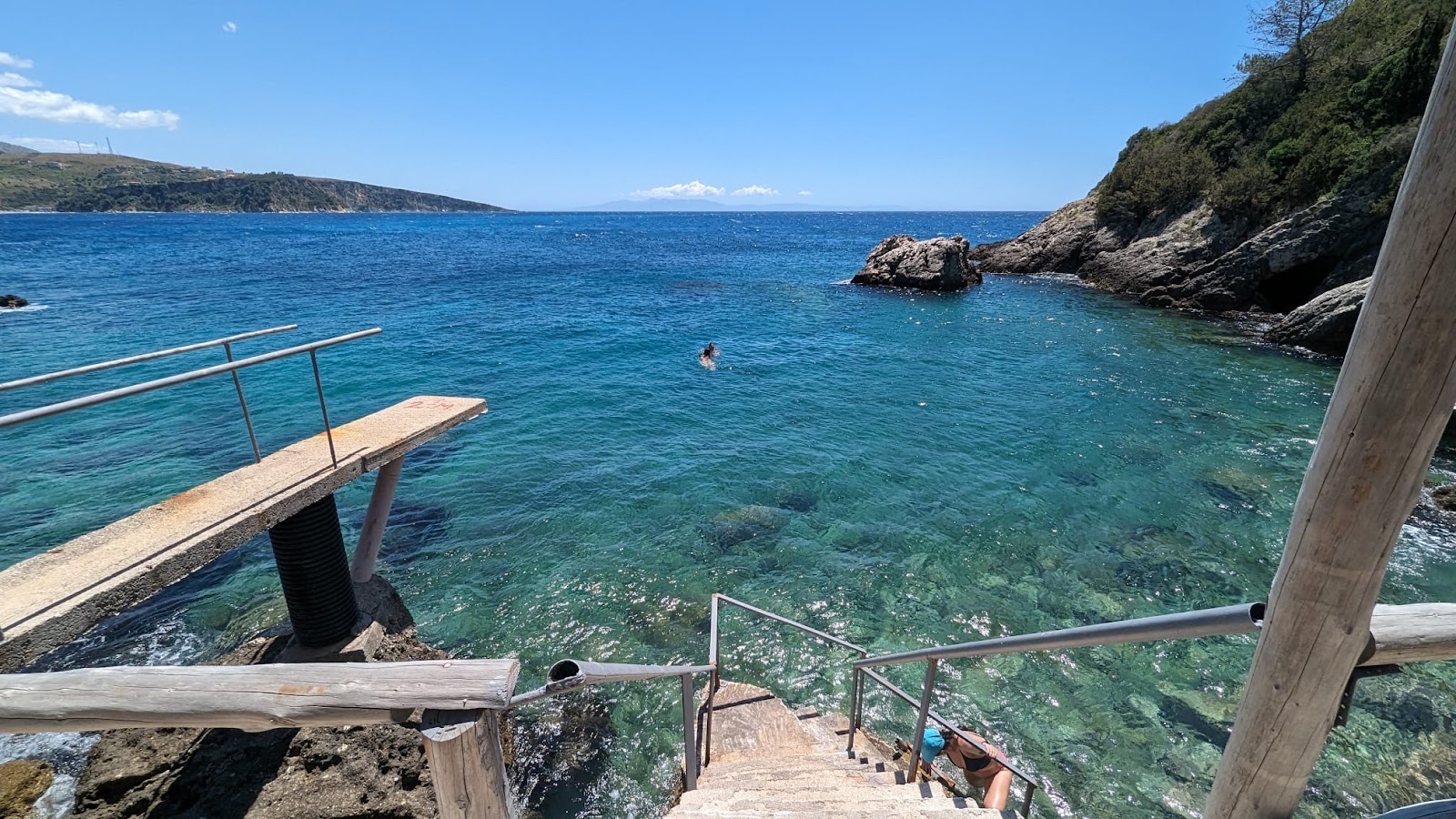 Kico Beach'in fotoğrafı dağlarla çevrili