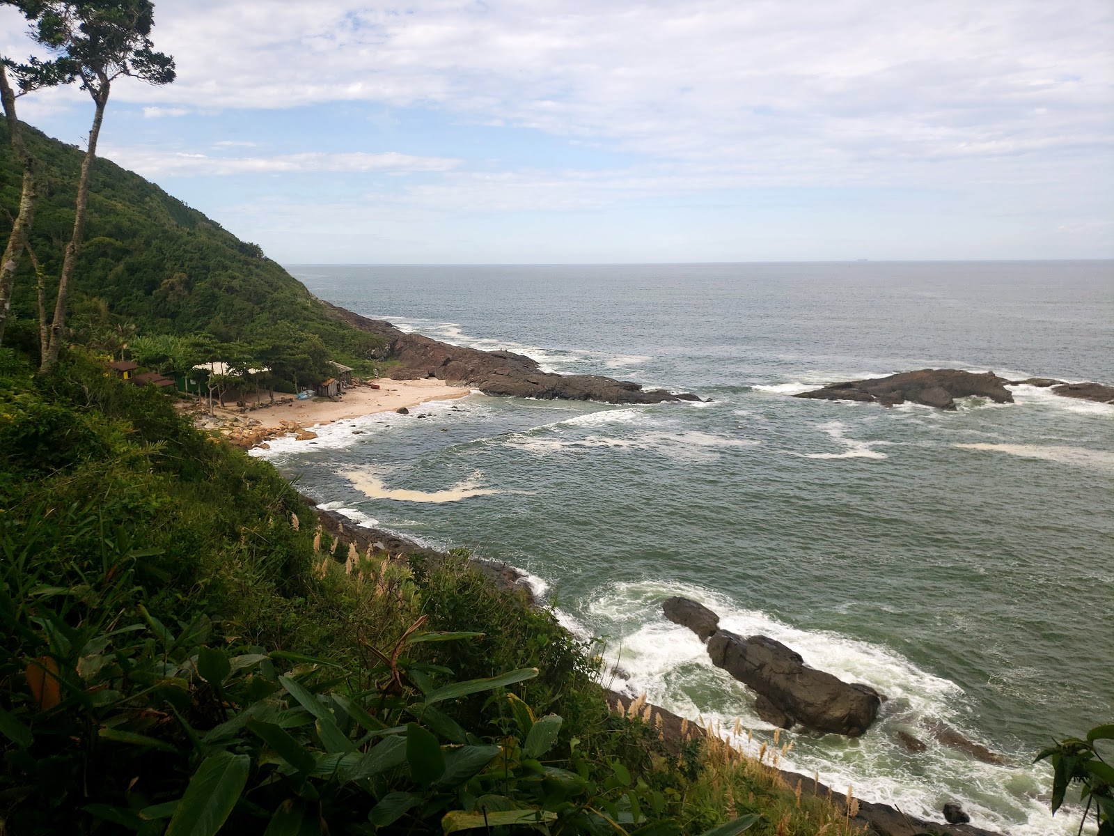 Foto de Praia da Galhetinha II com areia cinza e pedras superfície