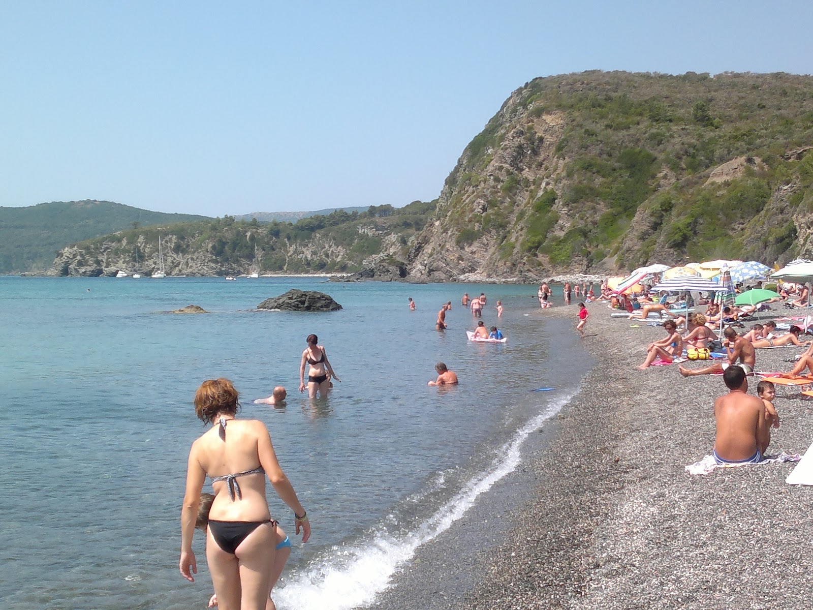 Foto von Norsi beach umgeben von Bergen