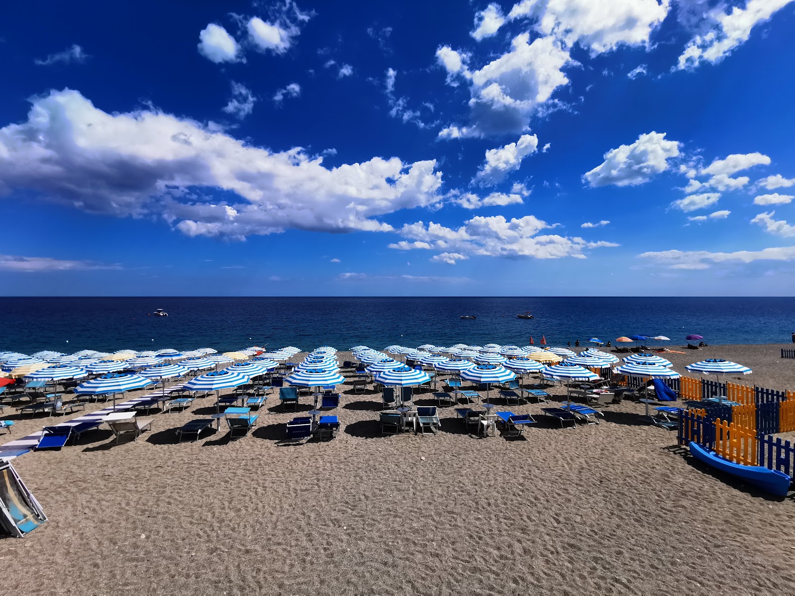 Fotografija Gioiosa Jonica beach z modra voda površino