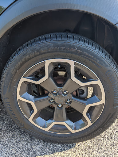 Tire Shop «Discount Tire Store - Naperville, IL», reviews and photos, 535 Fort Hill Dr, Naperville, IL 60540, USA