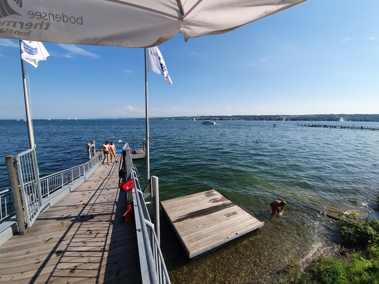 Valokuva Bodensee-Therme Konstanzista. pinnalla turkoosi puhdas vesi:n kanssa