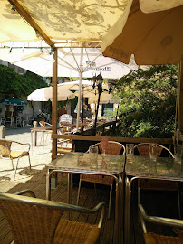 Atmosphère du Restaurant français Au Bon Port à Saint-Mélany - n°6