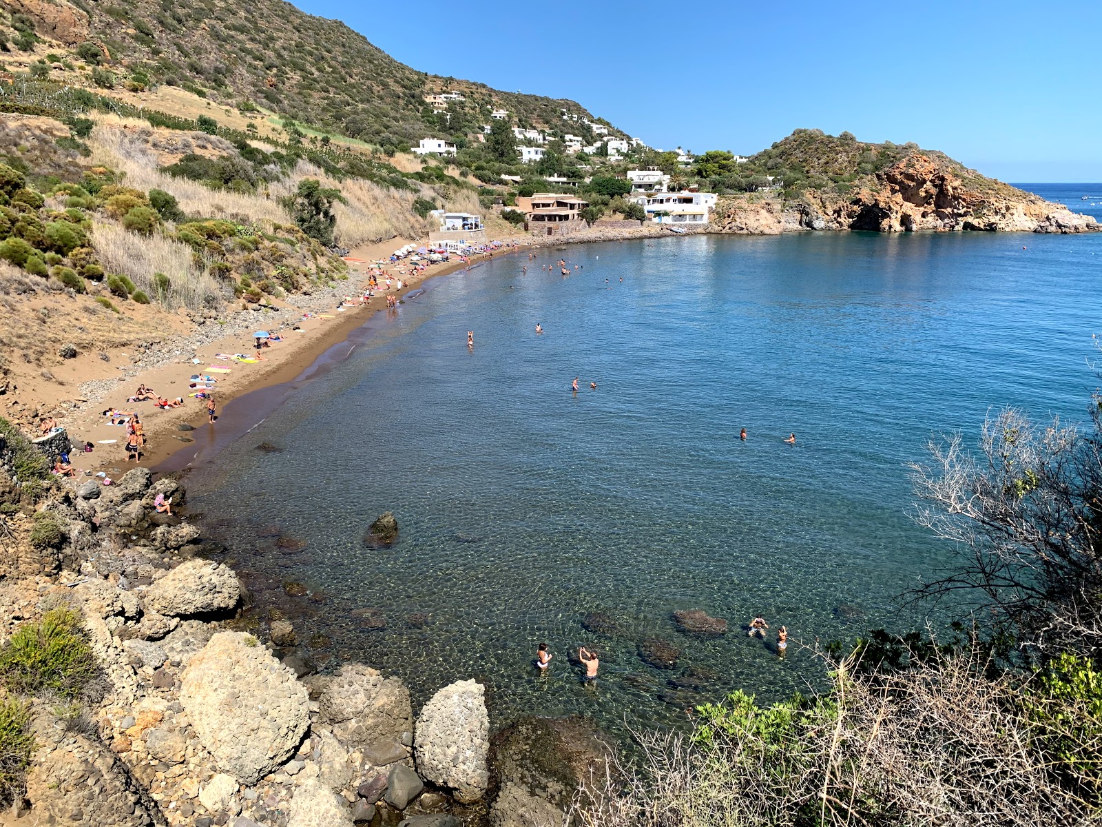 Foto von Cala Zimmari mit brauner sand Oberfläche