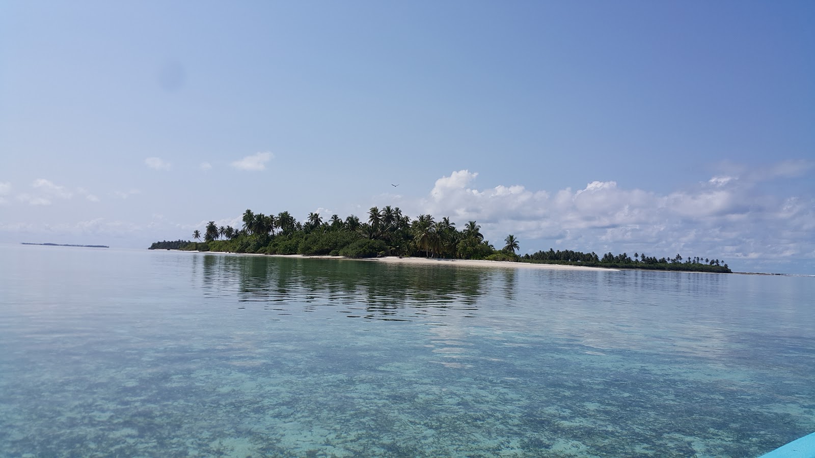 Fotografija Maaveshi Beach z beli fini pesek površino