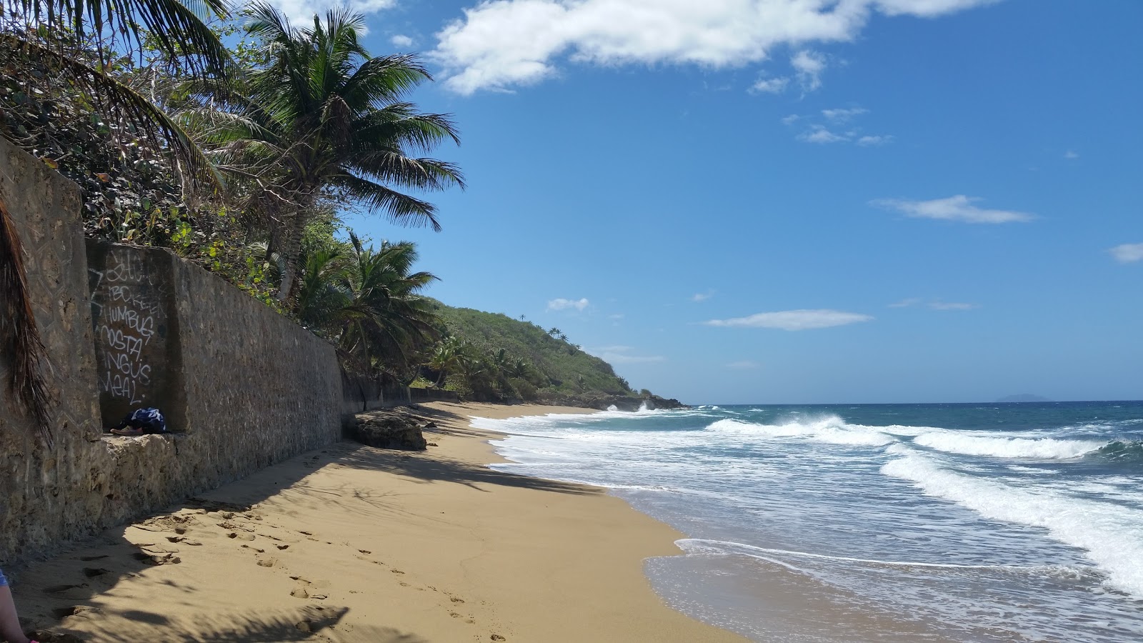 Foto von Sandy Beach West mit etwas sauber Sauberkeitsgrad