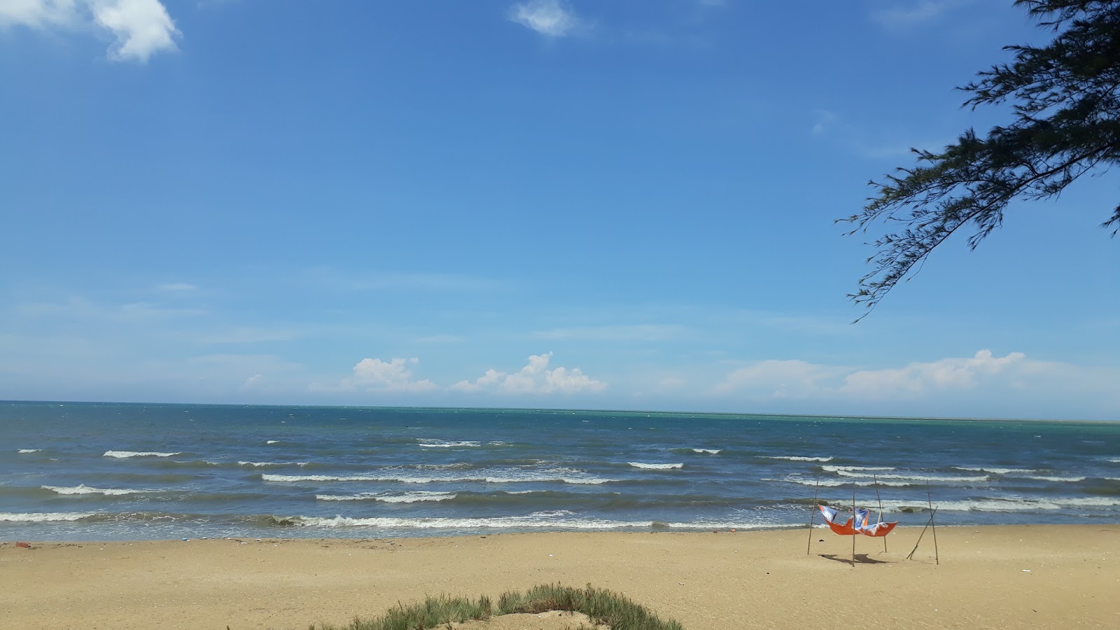 Photo de Bien Xanh Quan Beach avec l'eau turquoise de surface