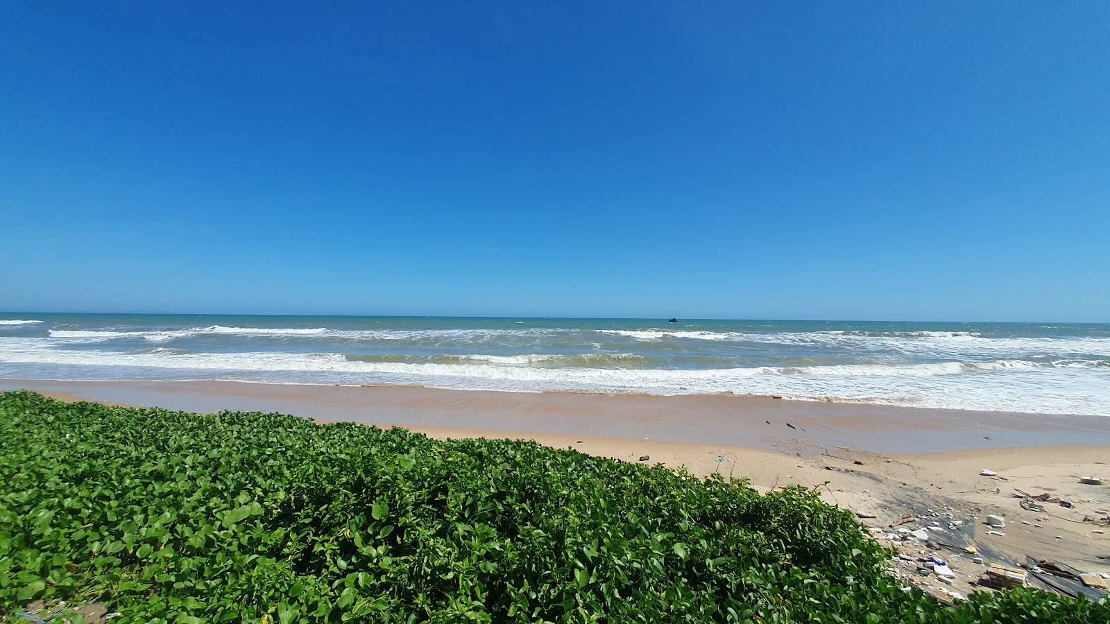 Foto van Tien Thanh pho Phan Beach met turquoise puur water oppervlakte