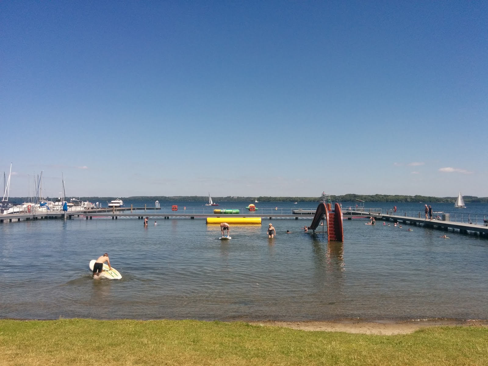 Zdjęcie Freibad Kalkwerder Strand z powierzchnią turkusowa czysta woda