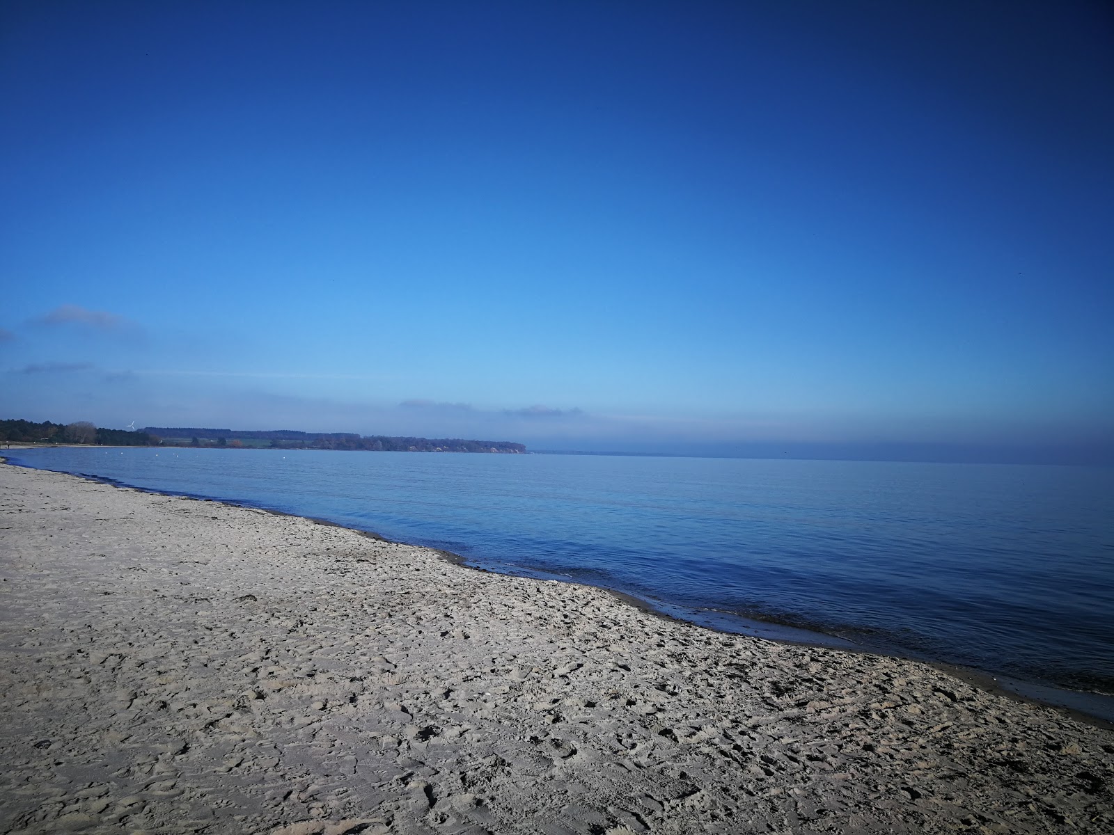 Foto von Fed Beach mit langer gerader strand