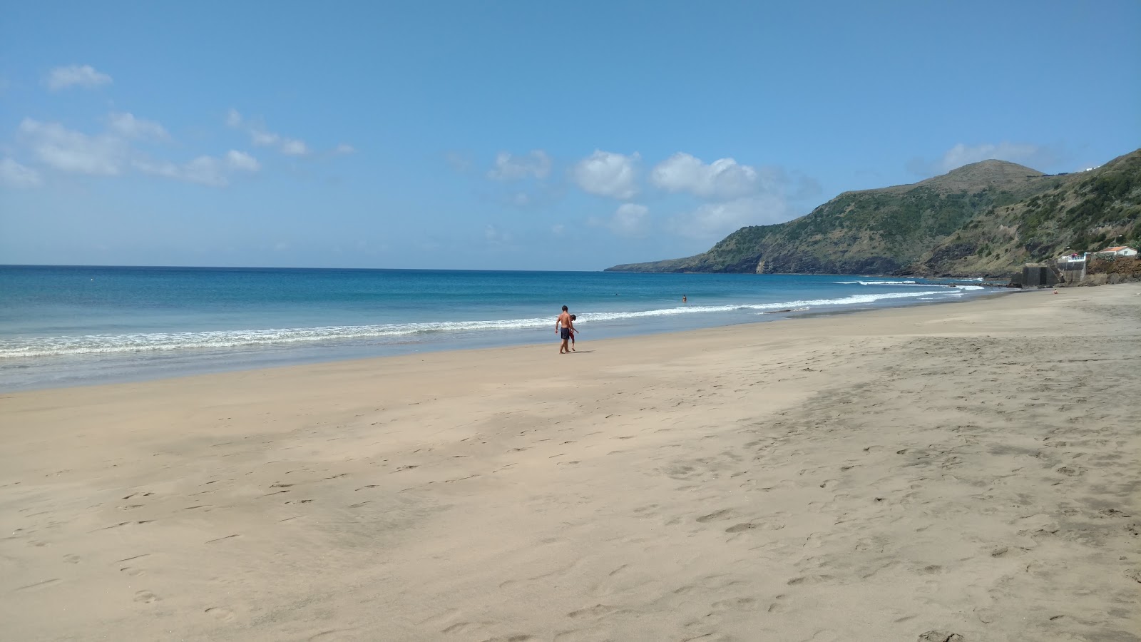 Foto di Praia Formosa sorretto da scogliere