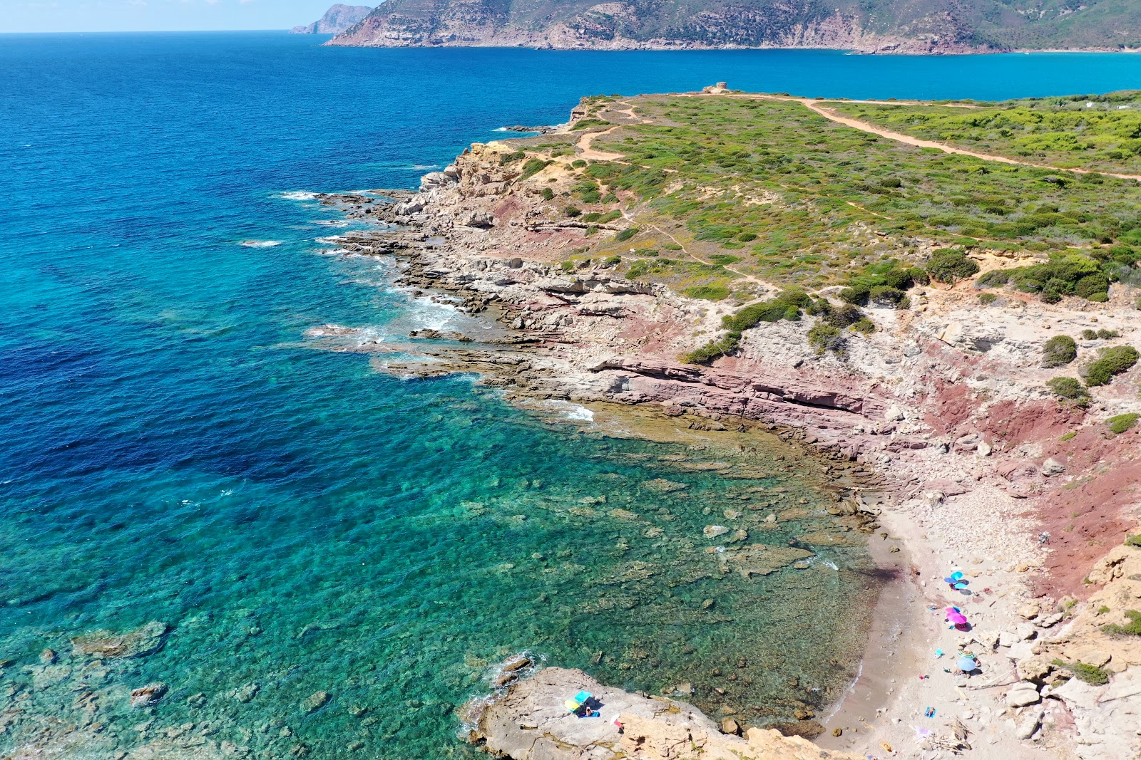 Foto von Cala Bantine Sale mit grauer sand & felsen Oberfläche