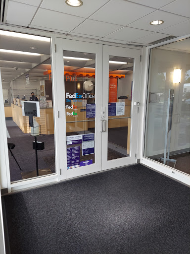 Shipping and Mailing Service «FedEx Office Ship Center», reviews and photos, 1315 W 22nd St #101, Oak Brook, IL 60523, USA