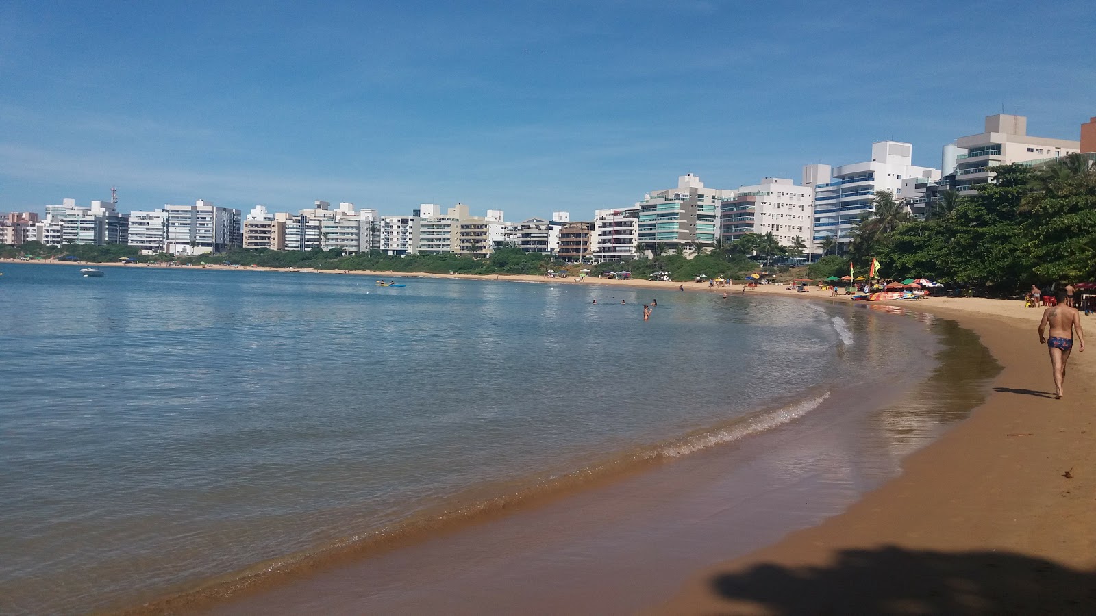 Foto av Praia da Bacutia omgiven av klippor